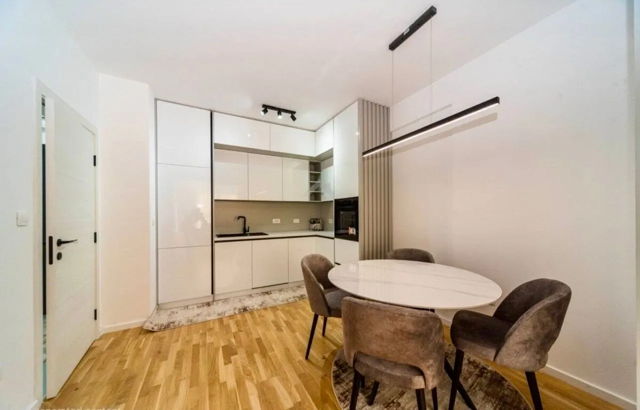 Izdavanje, dvosoban stan, 72m², Stari Aerodrom, Podgorica