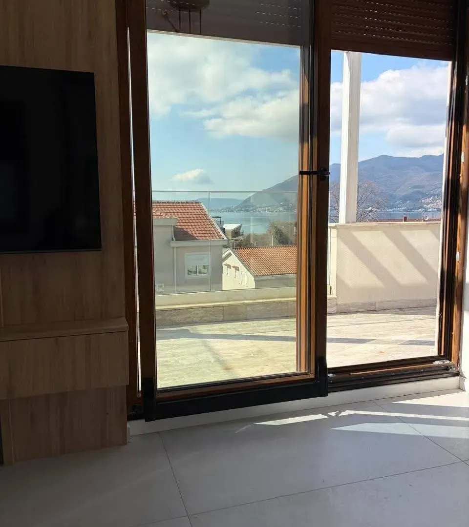Izdavanje, dvosoban stan, 80m², Tivat, Crna Gora