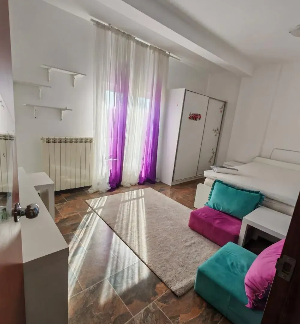 Izdavanje, četvorosoban stan, 120m², Petlovo Brdo, Beograd