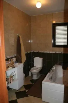 Kupatilo sa đakuzi kadom, toaletom i pločicama u dvije boje. - image 21