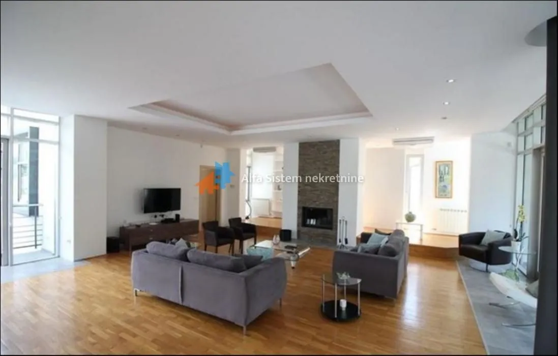 Izdavanje, četvorosoban stan, 250m², Savski Venac, Beograd