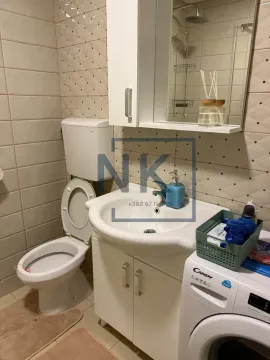Kompaktno kupatilo sa umivaonikom, WC šoljom, tuš kabinom i veš mašinom. - image 5