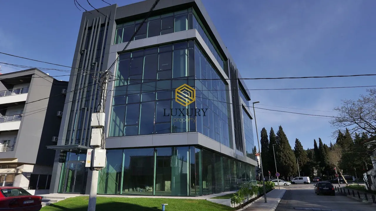 Prodaja, poslovni prostor, 378m², Centar, Podgorica