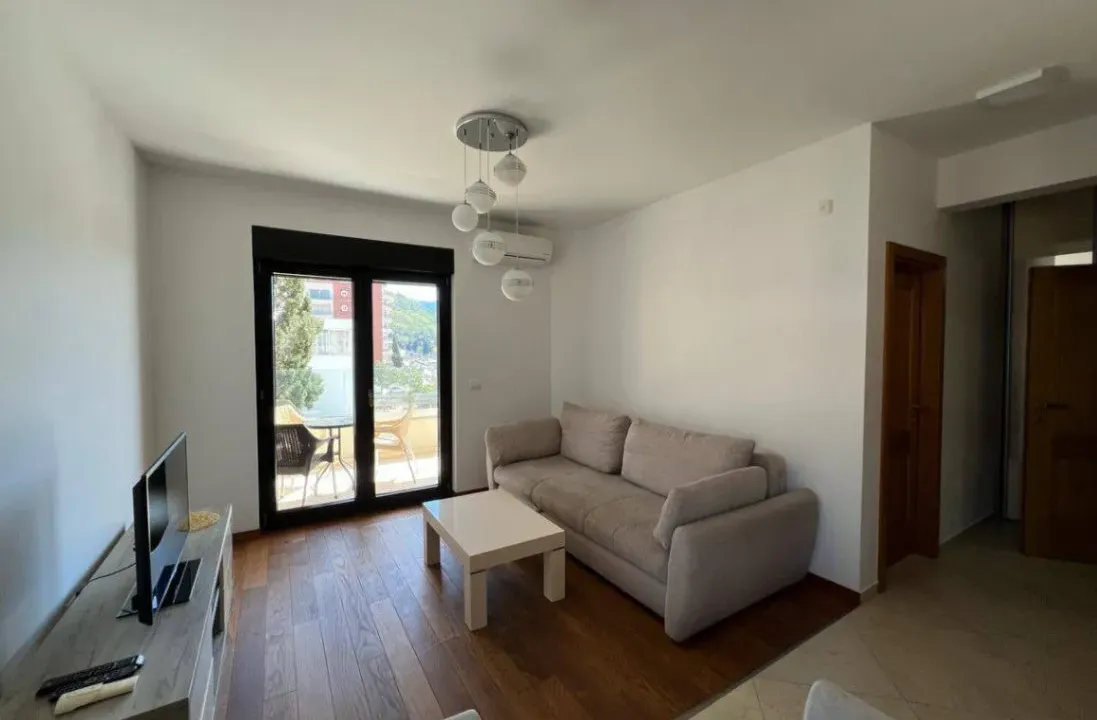 Izdavanje, jednosoban stan, 43m², Budva, Crna Gora