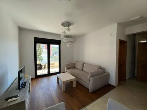 Izdavanje, jednosoban stan, 43m², Budva, Crna Gora