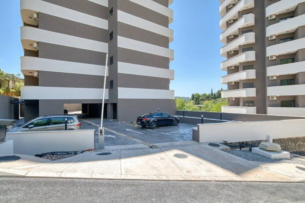 Izdavanje, jednosoban stan, 53m², Budva, Crna Gora