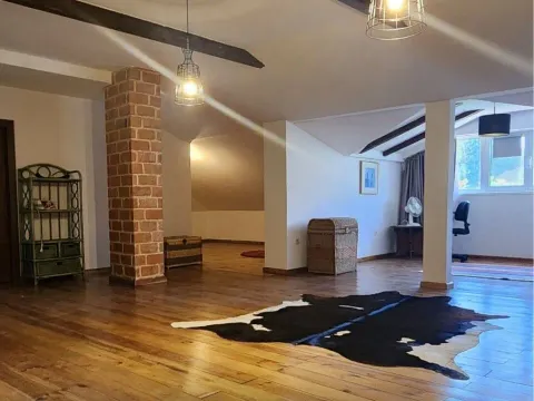 Izdavanje, kuća, 200m², Tološi, Podgorica - image 21