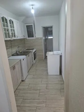 Svijetla i funkcionalna kuhinja sa bijelim elementima i pločicama. - image 18