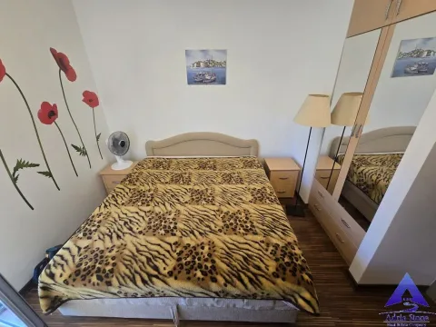Namještena spavaća soba sa bračnim krevetom, ormarom i noćnim stočićima. - image 11