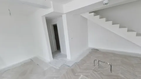 Prazan prostor u izgradnji sa stepeništem i drvenim podom. - image 11