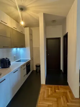 Manja kuhinja sa bijelim elementima i ugradnom tehnikom. - image 5