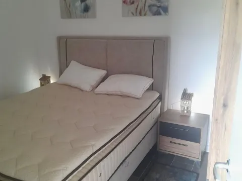 Izdavanje, jednosoban stan, 46m², Radanovići, Kotor - image 11