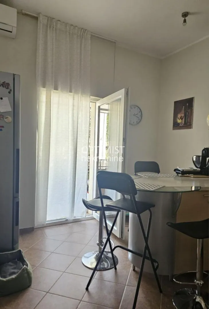 Kuhinja sa trpezarijskim delom i izlazom na terasu.