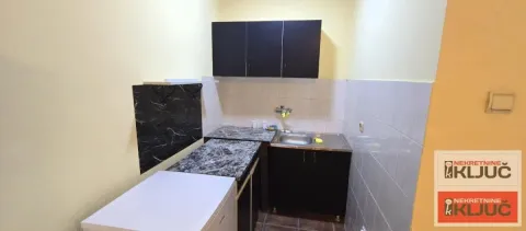 Manja kuhinja sa sudoperom, elementima i radnom površinom. - image 4