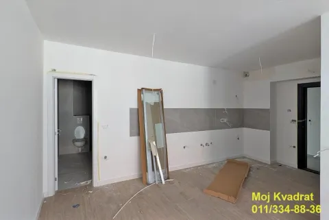 Prazna prostorija u toku završnih radova sa otvorenim vratima prema kupatilu. - image 3