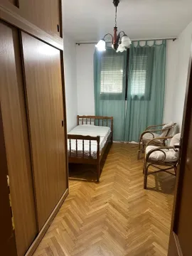 Namještena spavaća soba sa krevetom, garderoberom i drvenim podom. - image 4