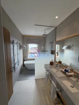Moderne kupatilo sa dvostrukim umivaonikom, tuš kabinom i samostojećom kadom. - image 14
