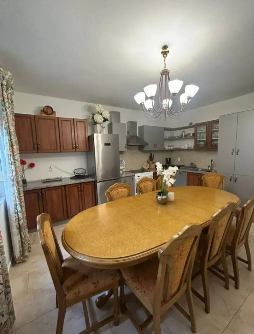 Izdavanje, trosoban stan, 90m², Seljanovo, Tivat