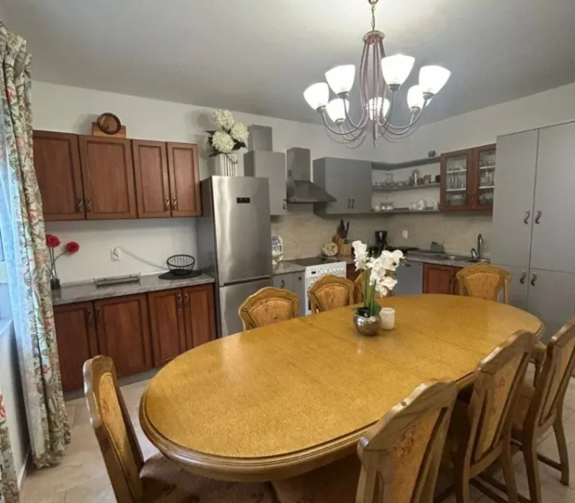 Izdavanje, trosoban stan, 90m², Seljanovo, Tivat