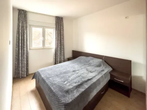 Namještena spavaća soba sa bračnim krevetom i prozorom sa zavjesama. - image 7