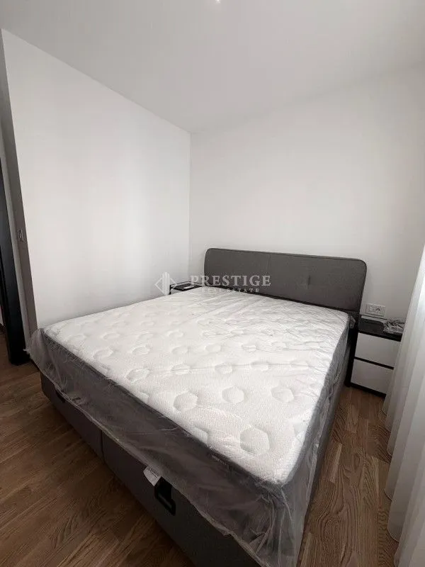 Spavaća soba sa bračnim krevetom.