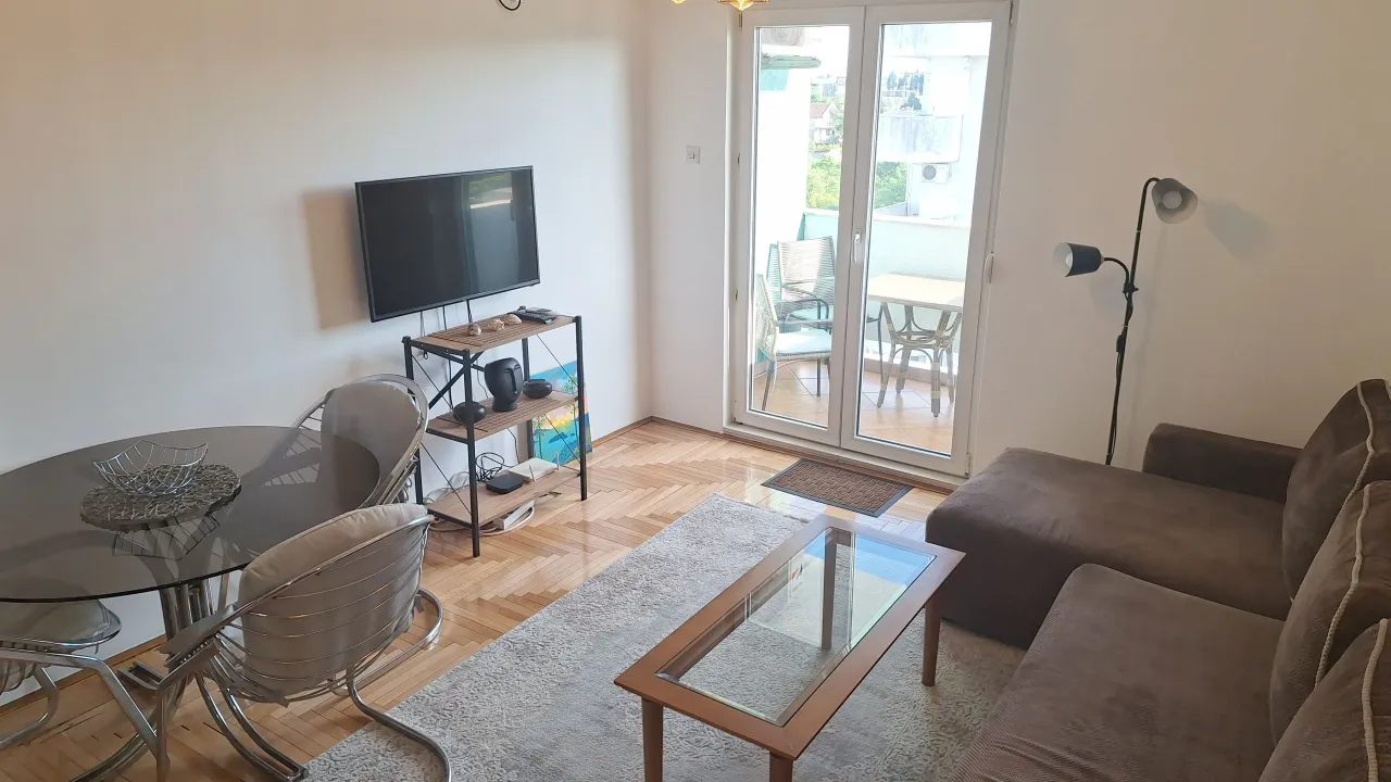 Izdavanje, dvosoban stan, 45m², Pobrežje, Podgorica