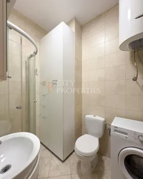 Kompaktno kupatilo sa tuš kabinom, toaletom, umivaonikom i veš mašinom. - image 6