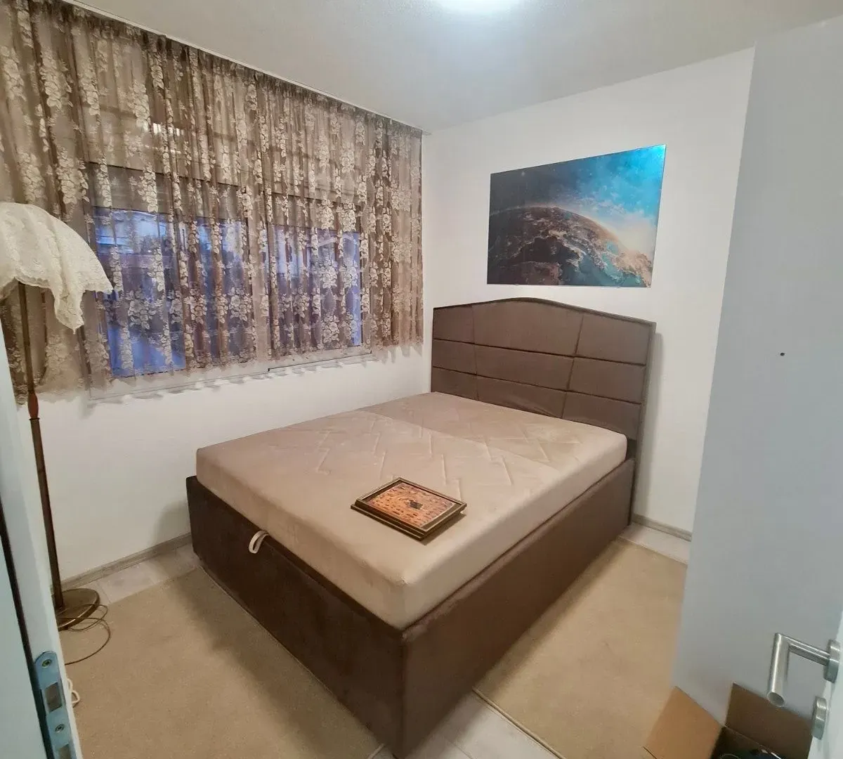 Furnished bedroom with a double bed.