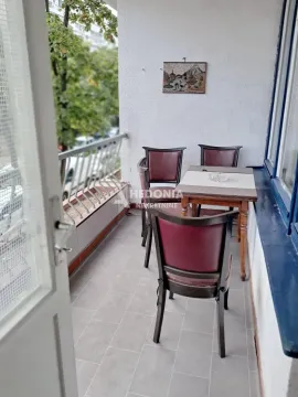 Manji namešten balkon sa stolom i stolicama. - image 6