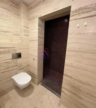 Kupatilo obloženo keramičkim pločicama sa tuš kabinom i konzolnom wc šoljom. - image 17