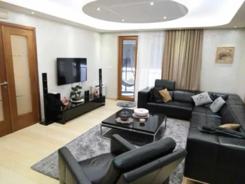 Izdavanje, četvorosoban stan, 178m², Tološka šuma, Podgorica