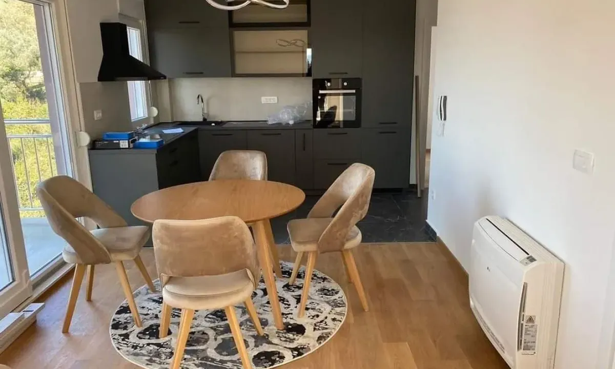 Izdavanje, dvosoban stan, 65m², Tivat, Crna Gora