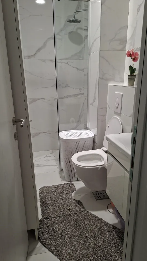 Moderne kupatilo sa tuš kabinom, WC šoljom i umivaonikom.