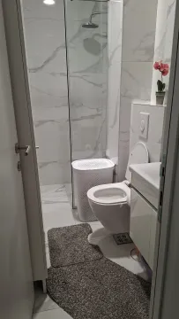 Moderne kupatilo sa tuš kabinom, WC šoljom i umivaonikom. - image 7