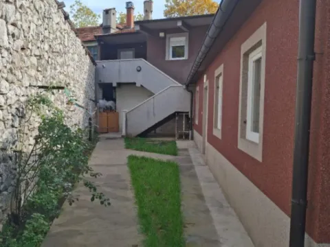 Prodaja, kuća, 200m², Centar, Nikšić