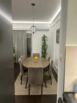 Trpezarija sa okruglim stolom i tapaciranim stolicama. - image 11