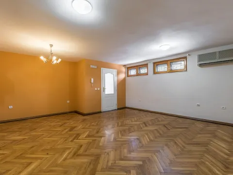 Izdavanje, kuća, 370m², Zabjelo, Podgorica - image 9