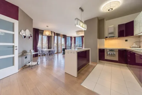 Moderna kuhinja sa ljubičastim elementima povezana sa trpezarijom i dnevnim boravkom. - image 3