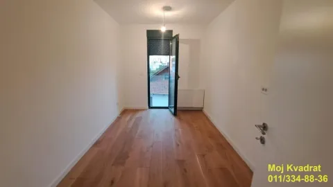 Prazna soba sa drvenim podom i izlazom na terasu. - image 7
