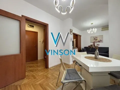 Dnevni boravak sa trpezarijom i parketom na podu. - image 4