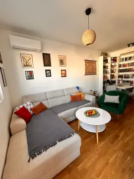 Dnevna soba sa ugaonom garniturom, foteljom i stočićem. - image 13