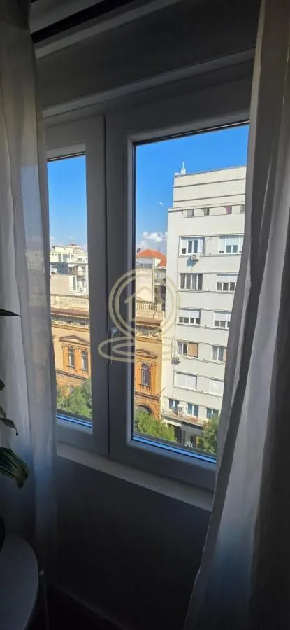 Pogled na gradske zgrade kroz prozor.