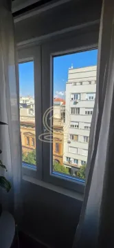 Pogled na gradske zgrade kroz prozor. - image 2
