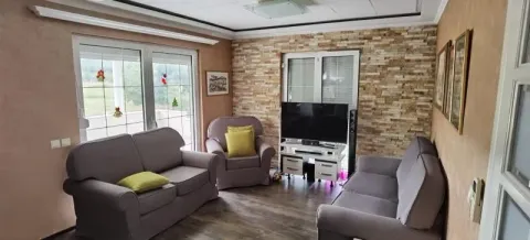 Dnevna soba sa garniturom za sedenje i televizorom. - image 4