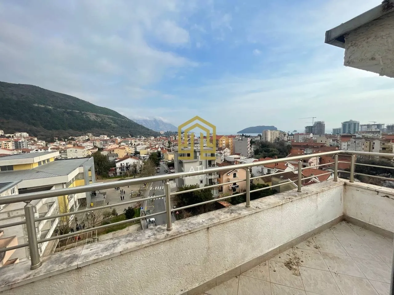 Terasa sa pogledom na grad, planine i more.