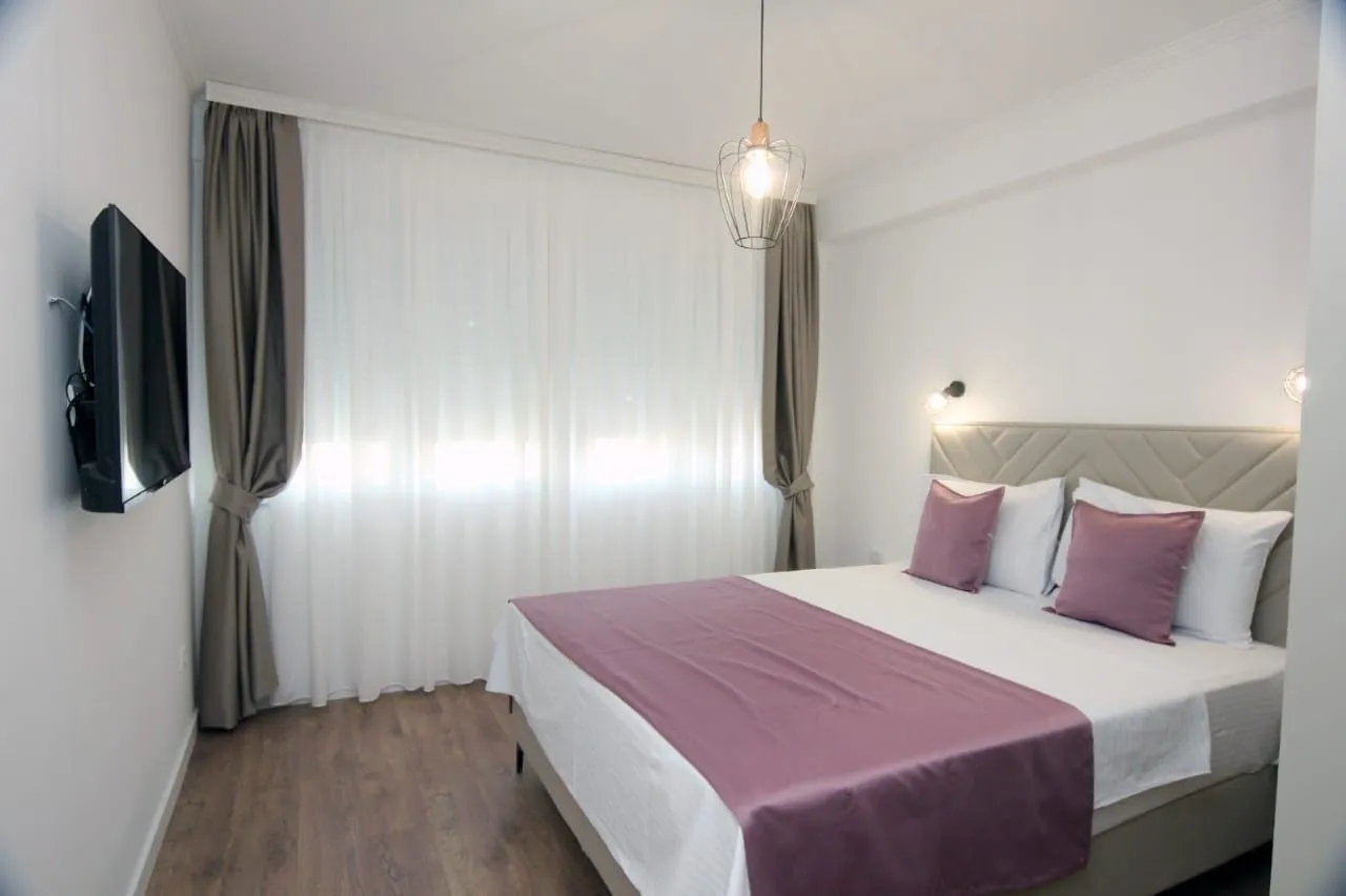 Izdavanje, dvosoban stan, 73m², Centar, Tivat