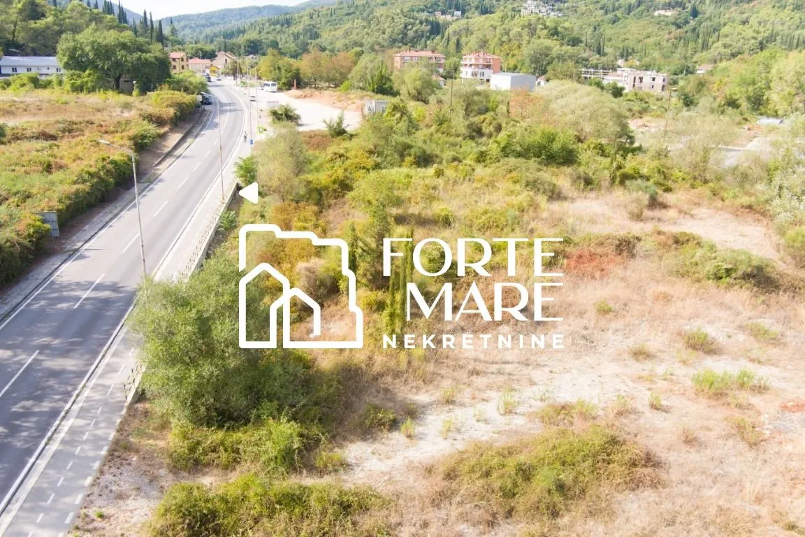 Pogled iz vazduha na zemljište pored puta.