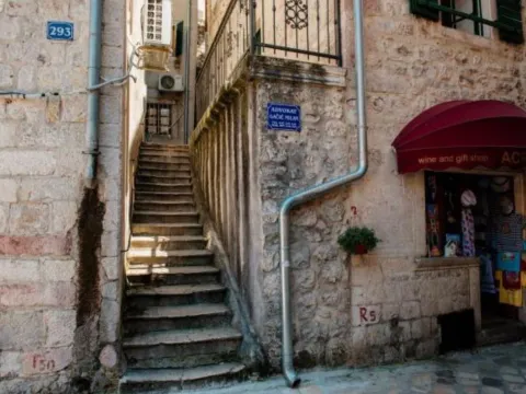 Rent, one bedroom apartment, 40m², Stari Grad Kotor, Kotor - image 17