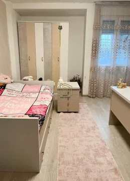 Dječja spavaća soba sa krevetom, plakarom i prozorom. - image 9
