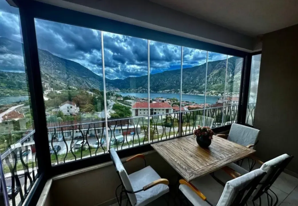 Rent, two bedroom apartment, 70m², Dobrota, Kotor